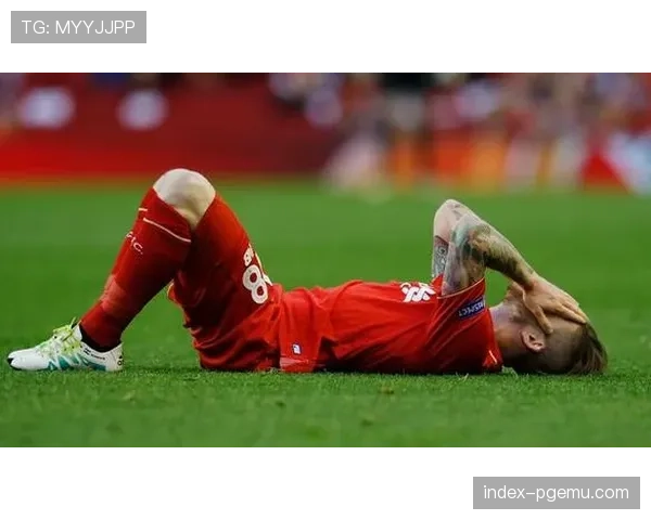 科莫五后卫压缩空间战术成功，但下半场体能分配出现失误